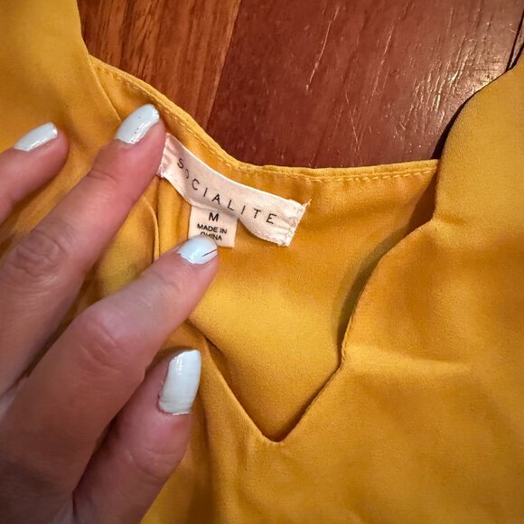 Socialite Scallop Trim Tank - Picture 2 of 3